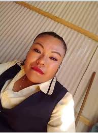 Nacionales Trabajadora de coopel regala zapatos nuevos a señor ya que entro  a preguntar que si regalaban zapatos usados....... Un señor humilde y de  bajos recursos entró a una tienda , preguntando: “ ¿