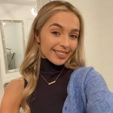 Hannah Lyons's Instagram, Twitter & Facebook