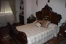 Las salidas de escalera parten del desván a través de unos cuerpos cilíndricos que albergan escaleras de caracol, y que en la azotea se convierten en pequeñas torres de forma cónica, de hasta 7,80 metros de altura, construidas en ladrillo revocado de mortero de cal, con un revestimiento de trencadís —el original diseño compuesto de. Milanuncios Dormitorio De Matrimonio