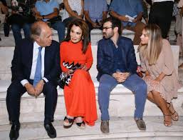 Διαβάστε περισσότερα για γιάννα αγγελοπούλου δασκαλάκη: Gianna Aggelopoyloy Oikogeneiakh E3odos Sto Hrwdeio Mazi Kai H Ellh Papadiamanth Pics Mononews