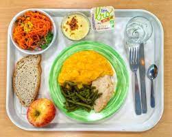 cladelcroix plateau de cantine a la francaise c est ca repas alimentation coloriage homme dans une chaise longue