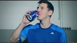 Пепси компанияси реклама индустриясида айнан спортнинг футбол турига катта эътибор қаратади. Reklama Pepsi 2014 Tryuk Messi Zhivi Zdes I Sejchas Youtube