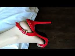 Erregt es dich wenn du high heels im bett trägst? Highheelfee Mit Roten High Heels Im Bett Youtube