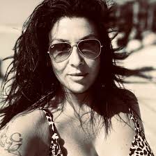 Einen schönen guten Abend zusammen, was gibt es Schöneres, als frische  Erdbeeren selbst zu pflücken und anschließend zu genießen? Ab morgen ist es  endlich wieder soweit! Unsere Selbstpflückfelder in Ratingen und Mülheim