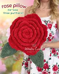 NO-SEW ROSE PILLOW FREE PATTERN IS OUT NOW! 🌹 I'm so excited to bring you  the next flower in my flower pillow series, the rose! This rose pillow is  huge and cozy