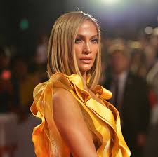 Jennifer Lopez Wore A Hat Shaped Like A Traffic Cone And I Just Have So Many Questions In 2020 Short Blonde Hair Jlo Hair Jennifer Lopez