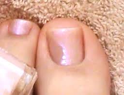 A muchas chicas nos gusta lucir no solo nuestras manos si no también nuestros pies, nos gusta andar en zapatos que dejen ver nuestros hermosos pies y por supuesto nuestras uñas decoradas con hermosos diseños. Como Pintar Un Diseno Floral En Las Unas De Los Pies