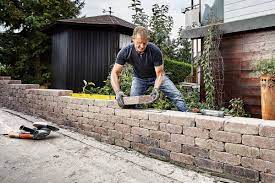 Mit modernen betonbausteinen, die optisch aussehen wie naturstein, können sie ganz einfach eine mauer hochziehen. Gartenmauer Errichten Schalungssteine Stecksysteme