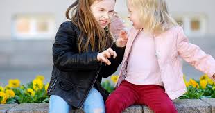 Les enfants de 3 à 5 ans se glissent à fond dans leurs personnages. L Enfant Qui Frappe Tout Ce Qui Bouge