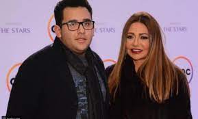 حلت النجمة ليلى علوي ضيفة على برنامج صالون أنوشكا برفقة الفنانتين يسرا وإلهام شاهين، حيث تجاذبتا أطراف الحديث من النجمة أنوشكا قبل أن تبدأ ليلى فجأة في البكاء. Ø§Ø¨Ù† Ù„ÙŠØ³ Ù…Ù† Ø²ÙˆØ¬Ù‡Ø§ Ø£Ø³Ø±Ø§Ø± ØªÙƒØ´ÙÙ‡Ø§ Ø§Ù„ÙÙ†Ø§Ù†Ø© Ù„ÙŠÙ„Ù‰ Ø¹Ù„ÙˆÙŠ Ù„Ø£ÙˆÙ„ Ù…Ø±Ø© Ù…Ø±ØµØ¯ Ø§Ù„Ø´Ø±Ù‚ Ø§Ù„Ø§ÙˆØ³Ø· Ùˆ Ø´Ù…Ø§Ù„ Ø§ÙØ±ÙŠÙ‚ÙŠØ§