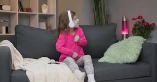 Menina dançando dança da manivela (namorado atormentado). Menina Em Fones De Ouvido Sem Fio Dancando E Movendo Se Para O Ritmo Um Miudo Com Auscultadores Menina Feliz Ouvindo Musica Com Fones De Ouvido Segurando Telefone Usando Player Online Movel
