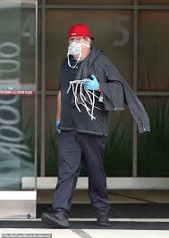 Sandy patterson (jason bateman) gets a nice call confirming his name and other identifying information. Eric Stonestreet Dauert Keine Chancen Als Tragt Er Sein Gesicht Masken Und Handschuhe Aktuelle Boulevard Nachrichten Und Fotogalerien Zu Stars Sternchen