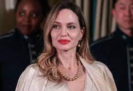 セレブもコーヒーと散策でリラックス？ アンジェリーナ・ジョリー、控えめなブラックドレスでニューヨークを歩く！ 美しい姿が話題に［写真あり］ -  tvgroove