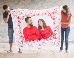 Si, regala fresas cubiertas con chocolate personalizadas jubtas con una botella de whiskey. Regalos Para San Valentin Regalos Para El Dia De San Valentin 2020