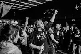 Bundesweit sind die polizeigesetzverschärfungen der letzten jahre geprägt von zunehmender staatlicher kontrolle des lebens, die die rechte der bürgerinnen und bürger einschränkt. Cor Live Peter Weiss Haus Rostock Konzert Cor Trashrock