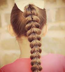 Festliche Frisuren Fur Kinder Madchen Mit Flechtfrisur Mit Vielen Haargummis Und Einer Weissen Schlei Geflochtene Frisuren Flechtfrisuren Frisuren Haarschnitte