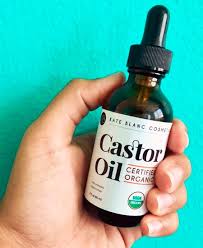 Since castor oil is a thick extract, it's good for nourishing your hair. Can You Leave Castor Oil In Your Hair Overnight Or It S A Terrible Idea