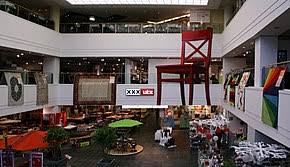 Herausragend als werbeanlage wird ein 25 meter hoher roter stuhl auf den parkflächen sein. Xxxlutz Wikipedia