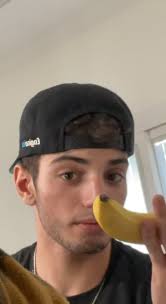 Who eats bananas like that @colecabre