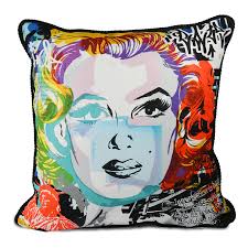 Baci Milano Street Art Kadife Yastık 45 cm x 45 cm Marilyn Pera Bulvarı