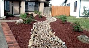 Front Garden Design With Gravel You Want To Give A Striking Front Yard Front Garden Design Front Yard Landscaping Pictures Stone Landscaping