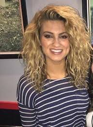 Tori Kelly Tori Kelly Hair Short Hair Haircuts Curled Hairstyles For Medium Hair