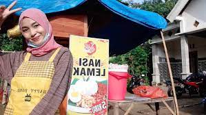 Hot cewek main gituan sama kuda. Gadis Cantik Mantan Tkw Sukses Jualan Nasi Lemak Di Kediri