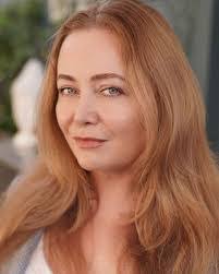 Carrie Newland's Instagram, Twitter & Facebook