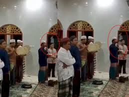 Prank ngintip kegiatan istri pake kamera tersembunyi gak nyangka yg di lakuin nya bikin tegang. Hii Seram Viral Video Penampakan Pocong Saat Ada Selawatan Di Masjid Sumut Indozone Id
