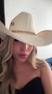 Amando mi sombrero: Outfit para Fuerza Regida