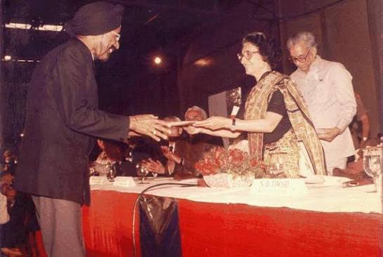 Sale of First Maruti Car In 1983 Prime Minister Mrs. Indira Gandhi Giving Keys of First Maruti 800 Car to First Customer Mr. Harpal Singh