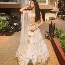She sported a pink priyanka gupta lehenga. Jhanvi Kapoor At Sonam Kapoor Sangeet Ceremony Hochzeit Outfit Gast Asiatische Mode Indische Braut