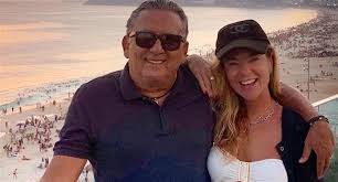 Carlos eduardo dos santos galvão bueno, conhecido publicamente como galvão bueno, nasceu no dia 21 de julho de 1950, no bairro da tijuca, zona norte do rio de janeiro. Aos 50 Anos Esposa De Galvao Bueno Ostenta Boa Forma Em Fotos De Biquini Redetv