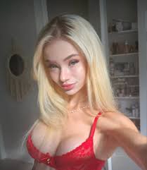 OnlyFans Model in sexting - FameRegistry.com