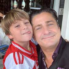 Por otra parte, su hermano, luis miguel, no ha dado sus condolencias por el sensible fallecimiento del compositor ni ha hecho algún comentario al respecto. Te Presentamos Al Sobrino De Luis Miguel Que Es Identico A El Luis Luis Miguel Fotos Cantantes
