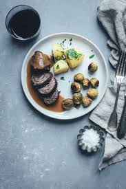 Klassische Rinderrouladen Mit Rotweinsauce Und Petersilienkartoffeln Rezept Rinderrouladen Rinder Rouladen Rezepte
