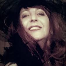 Audrey Hepburn galt als eine der schönsten Frauen der Welt. Bei ihrer  Beerdigung wurden diese von ihr verfassten inspirierenden Worte zum Thema  Schönheit verlesen: 🦋 „Um attraktive Lippen zu haben, sprich nette