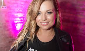 Laura cserpes is a hungarian singer. Mindent Elsopro Szerelem Gyurta Danieke Megis Sok A Titkuk Ripost