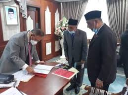 Kpt (kementerian pengajian tinggi) responsif ke atas aspirasi pelbagai pihak yang inginkan auku ditambah baik dari semasa ke semasa. Serah Laporan Kepada Mb Pahang Kolej Universiti Islam Pahang Sultan Ahmad Shah