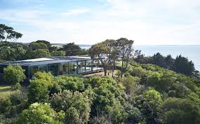 Escenarios espectaculares, relajación al máximo y la convivencia con los seres queridos, bien valen la pena la inversión. Una Casa Con Vistas A La Playa De Estilo Minimalista