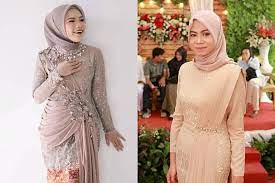 Bagi anda yang senang dengan dress yang memiliki tampila unik, model dress dengan lengan cape ini cocok dikenakan. 7 Model Kebaya Modern Dan Dress Brokat Kondangan Untuk Hijaber Womantalk Com Line Today