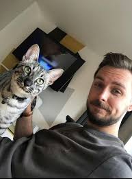 Man finds his cat nearly a mile from his home while out driving