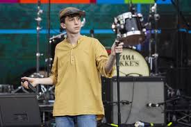 Maybe you would like to learn more about one of these? Concertone Primo Maggio Chadia Rodriguez In Topless Durante La Sua Esibizione Viva La Liberta D Amore Il Mattino It