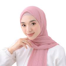 Model jilbab ini simple karena tidak menggunakan aksesoris jilbab yang berlebihan, hanya mengenakan jilbab pashmina satin saja dengan model yang simple. Harga Kerudung Plisket Full Tanpa Garis Tengah Terbaru Mei 2021 Biggo Indonesia