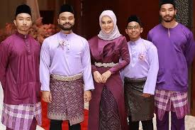 Minggu lalu kecoh juga dunia hiburan apabila berita tentang suami kepada umie aida yang telah diisytiharkan muflis tersebar di internet. 5 Potret Cantiknya Umie Aida Aktris Malaysia Yang Izinkan Suami Poligami Karena Merasa Tak Sempurna