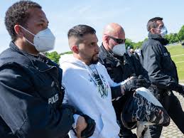 So ähnlich war früher ein typisches resteessen italienischer bauern. Corona Attila Hildmann Wird Von Polizei Abgefuhrt Demo Vor Reichstag Eskaliert Politik