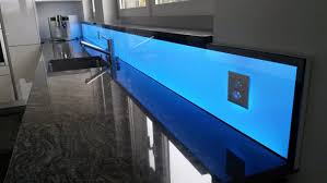 Kuchenruckwand Homogen Hinterleuchtetes Glas Mit Led Beleuchtung