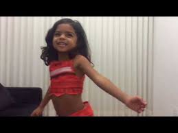 Novinhas dançando no banheiro de calcinha. Wn Dancando Nina