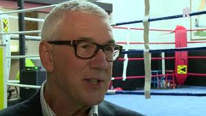 Ronald Blom van Rotterdam Boxing in gesprek met verslaggever Frank Stout