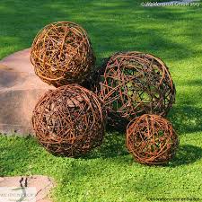 Im grün entspannst du, feierst feste und darfst nach herzenslust dekorieren. Weidenkugel Dekokugel Ungeschalte Weide O 25 Bis 55 Cm